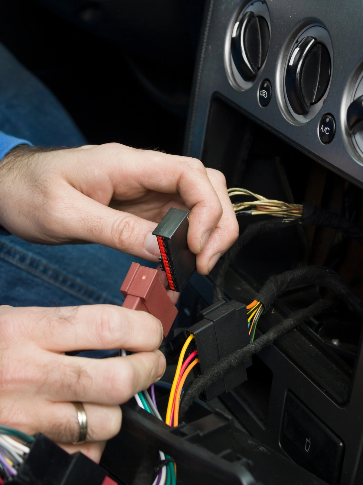 Installation d'un autoradio dans une voiture