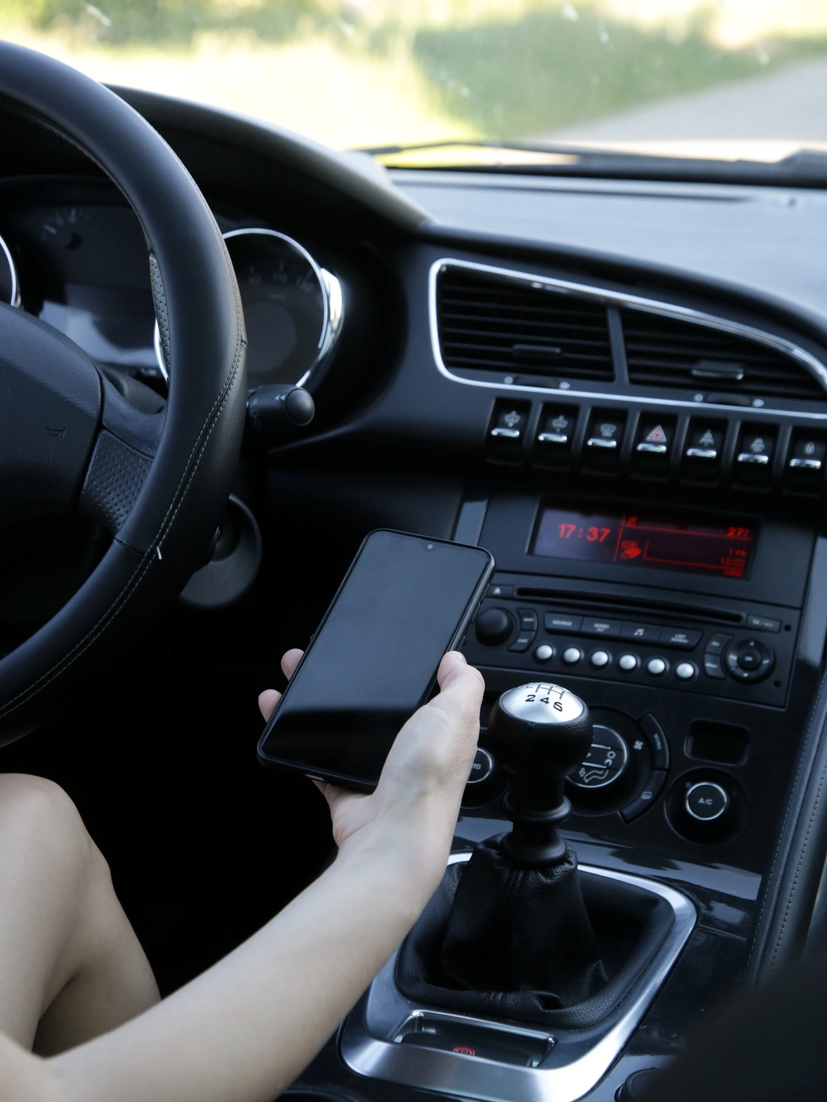 Utilisation d'un smartphone connecté à un autoradio dans une voiture